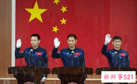 中国航天员首御“天和”巡太空，中国航天一幕震撼全球