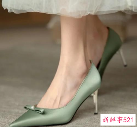 绿鞋配什么衣服