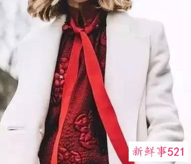 小方巾搭配衣服需注意什么