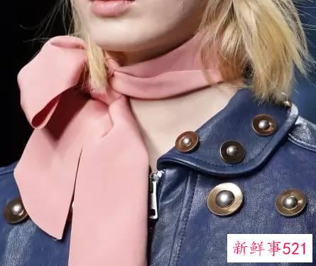 小方巾搭配衣服需注意什么