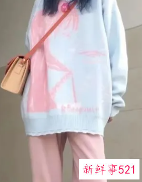 粉色t恤下身怎么搭