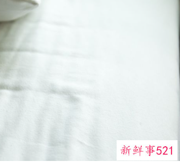 粉色床单上有一黄渍怎么洗掉