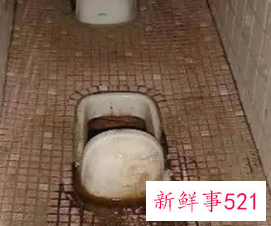 梦见厕所里很脏下不去脚拉屎