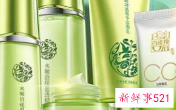 青春期女生摸脸东西