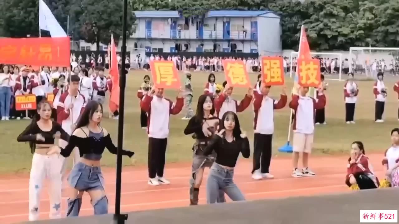 最新吃瓜，河北沧州职业学院女生校运会开幕舞蹈表演，两个奶子甩出来
