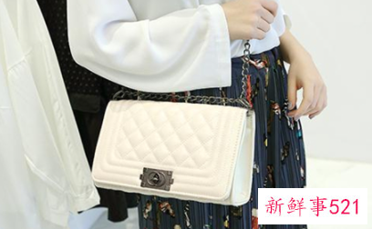 斜挎包的背带怎么系