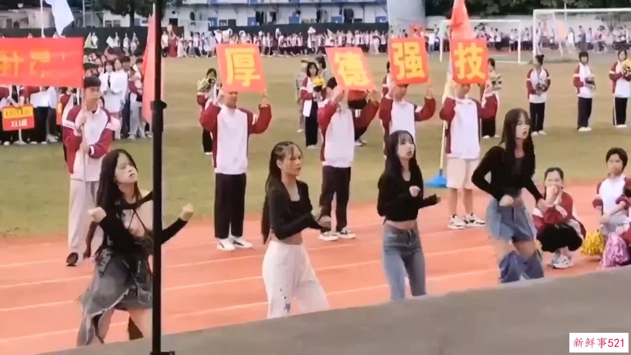 最新吃瓜，河北沧州职业学院女生校运会开幕舞蹈表演，两个奶子甩出来