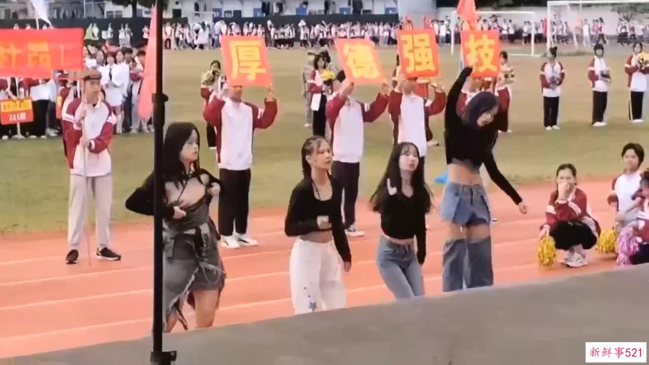 最新吃瓜，河北沧州职业学院女生校运会开幕舞蹈表演，两个奶子甩出来