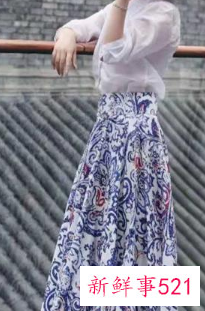 高腰开叉半身裙长裙搭配什么上衣