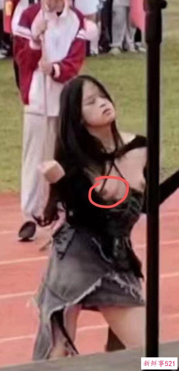 最新吃瓜，河北沧州职业学院女生校运会开幕舞蹈表演，两个奶子甩出来