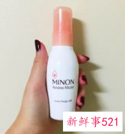 青春期女生摸脸东西