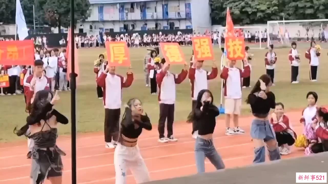 最新吃瓜，河北沧州职业学院女生校运会开幕舞蹈表演，两个奶子甩出来