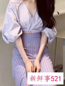 高腰开叉半身裙长裙搭配什么上衣