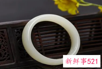 女人梦见玉镯断了两半