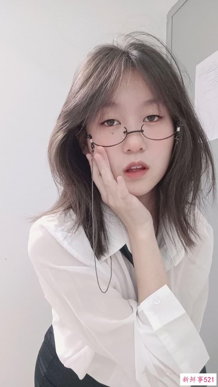 最新吃瓜，河北沧州职业学院女生校运会开幕舞蹈表演，两个奶子甩出来