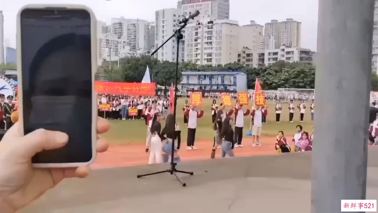 最新吃瓜，河北沧州职业学院女生校运会开幕舞蹈表演，两个奶子甩出来