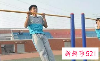 吊单杠治疗颈椎病正确做法