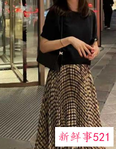 高腰开叉半身裙长裙搭配什么上衣