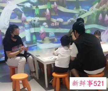 陈思诚带5岁朵朵儿子玩被偶遇！互动好有爱