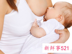坐着母乳喂养正确的姿势