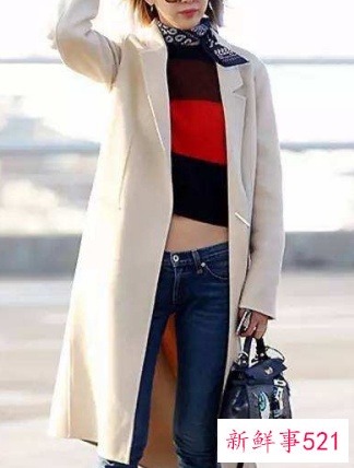 小方巾怎么搭配衣服