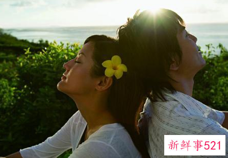 一个女人喜欢一个男生会有哪些表现