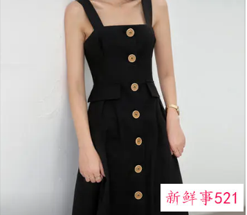 黑色吊带长裙怎么搭配