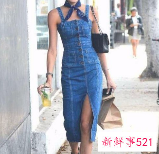 红色连衣裙配什么丝巾好看