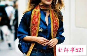 小方巾怎么搭配衣服