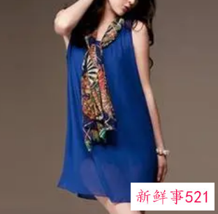 红色连衣裙配什么丝巾好看