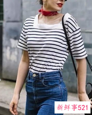 小方巾怎么搭配衣服