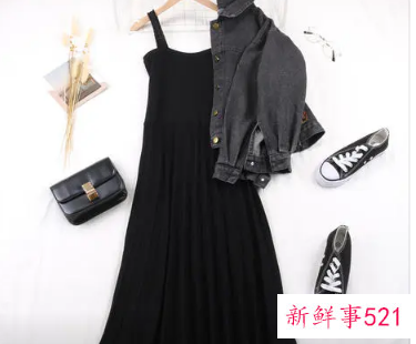 黑色吊带长裙怎么搭配