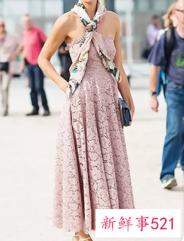 红色连衣裙配什么丝巾好看