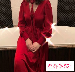 红色连衣裙配什么丝巾好看