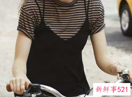 黑色吊带长裙怎么搭配