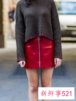 中长款皮裙怎么搭配衣服图片