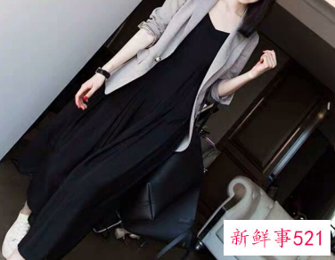 黑色吊带长裙怎么搭配