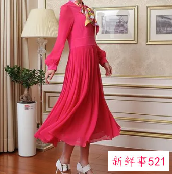 红色连衣裙配什么丝巾好看