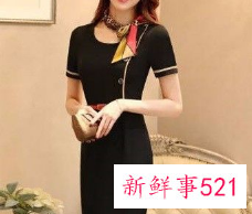 红色连衣裙配什么丝巾好看