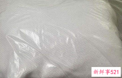 蜡油滴在衣服上怎么洗