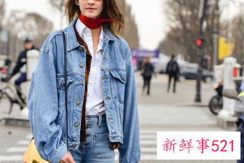 小方巾怎么搭配衣服