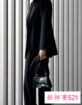 黑色衬衫配什么v领衫