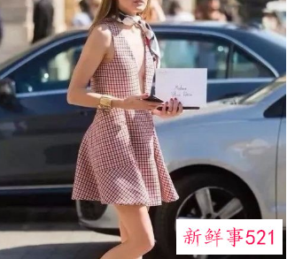 红色连衣裙配什么丝巾好看