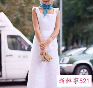 红色连衣裙配什么丝巾好看