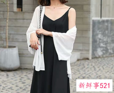 黑色吊带长裙怎么搭配