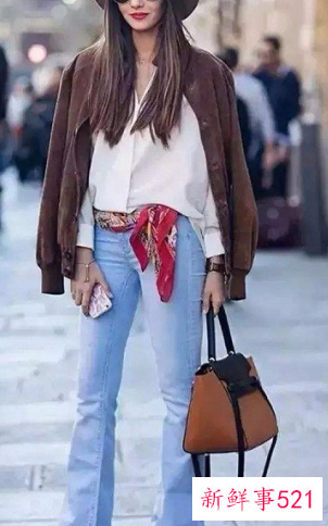 小方巾怎么搭配衣服