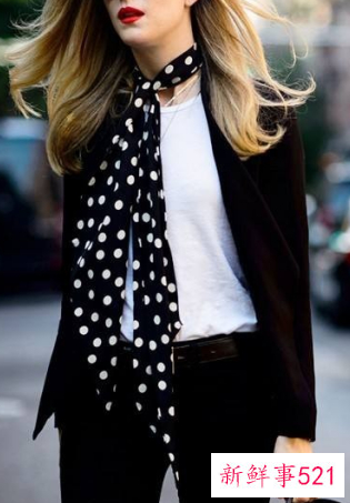 小方巾怎么搭配衣服