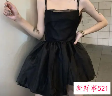 黑色吊带长裙怎么搭配