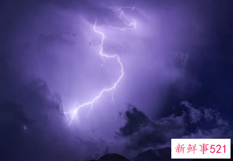 梦见别人被雷劈是什么意思