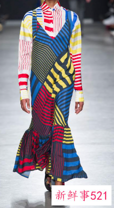 衣服裤子都是黑色鞋子白色